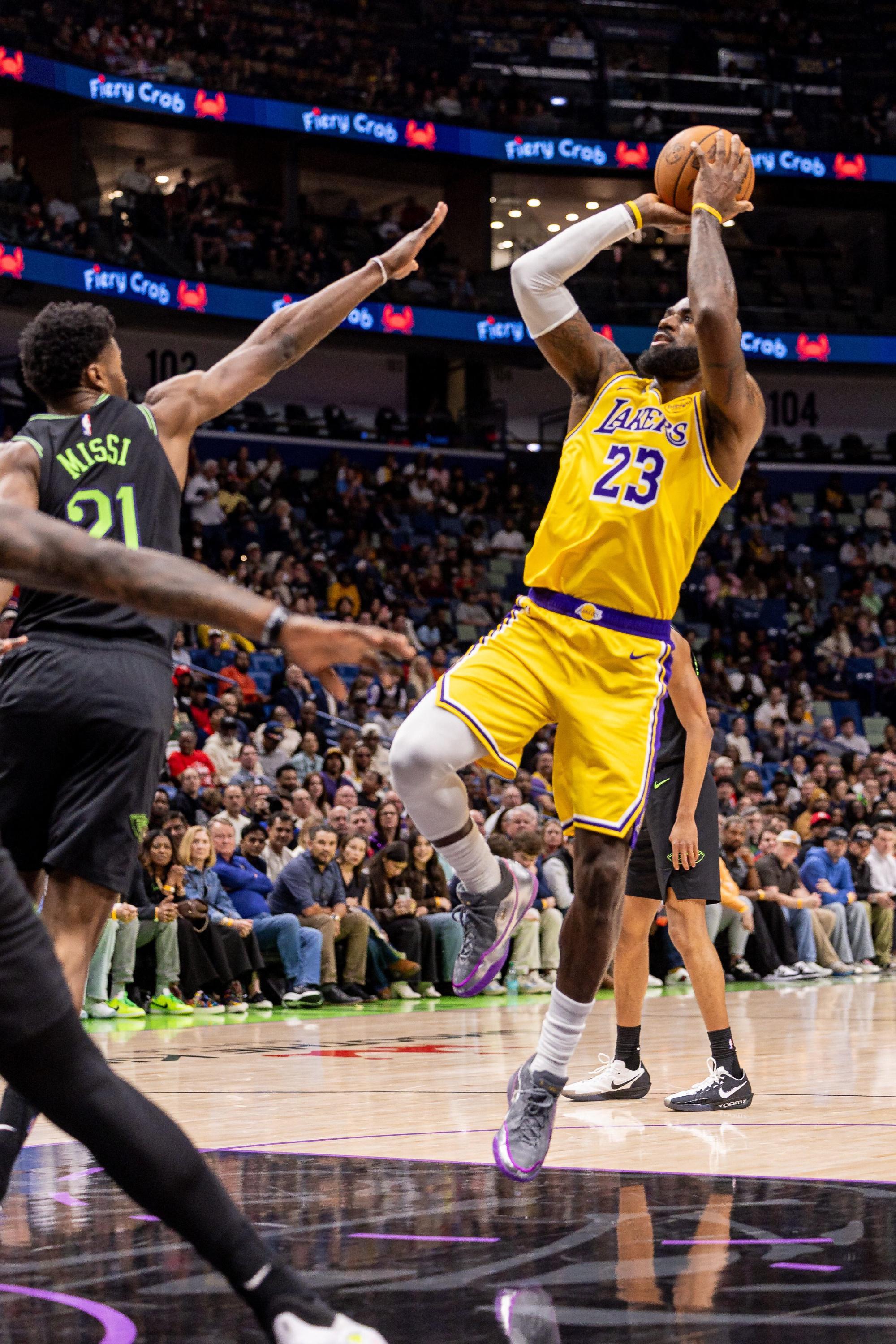 湖人胜鹈鹕取3连胜!詹姆斯1战轰下3大纪录,东契奇该向他学2件事