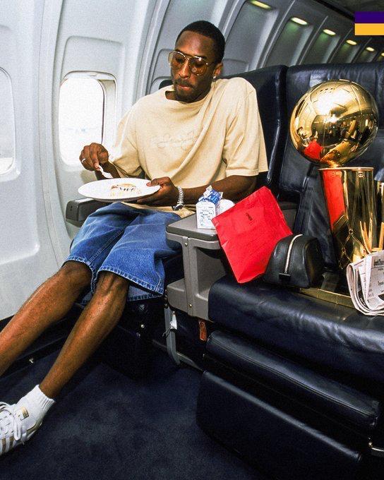 致敬曼巴日！湖人官方晒出科比生涯夺冠精彩瞬间：5次总冠军