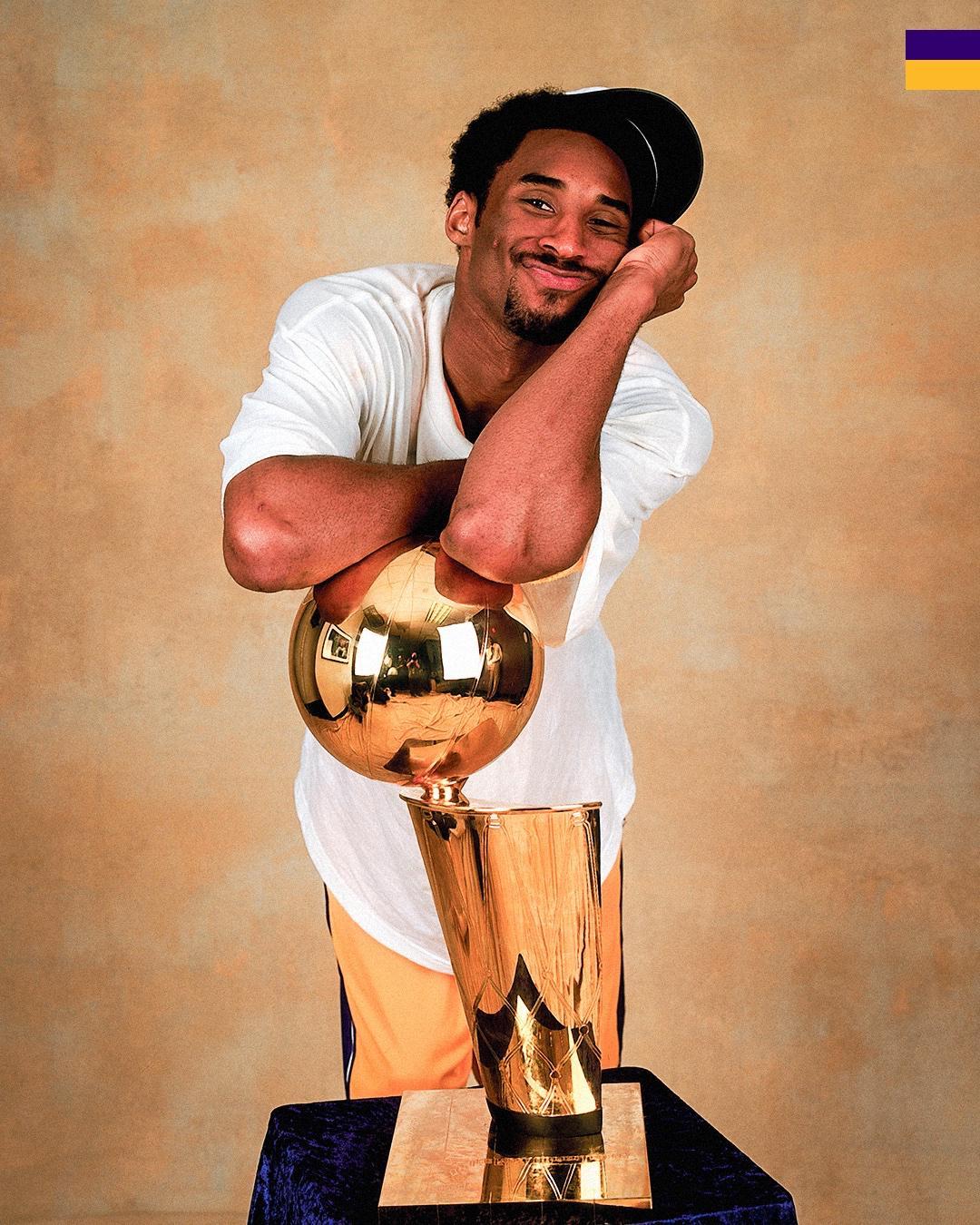 致敬曼巴日！湖人官方晒出科比生涯夺冠精彩瞬间：5次总冠军