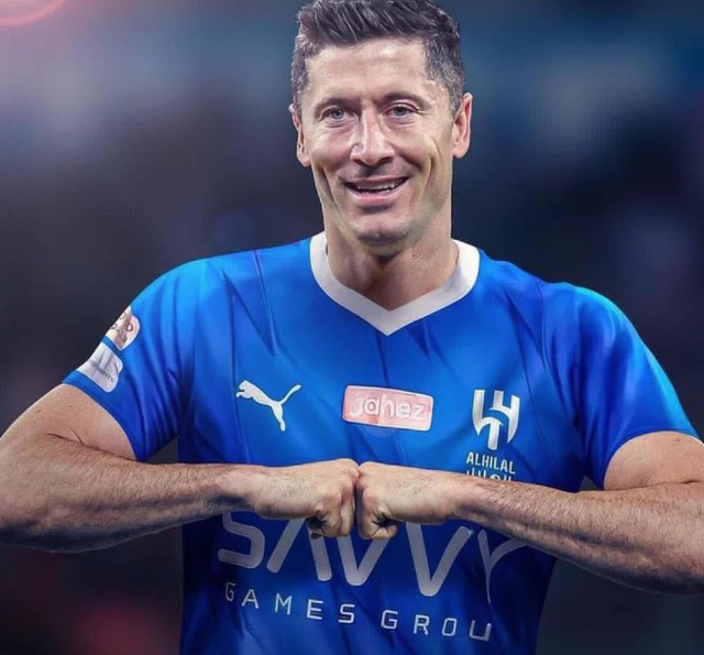 沙特豪门1亿年薪邀约 莱万拒绝!铁心留守巴萨 想拿欧冠冠军