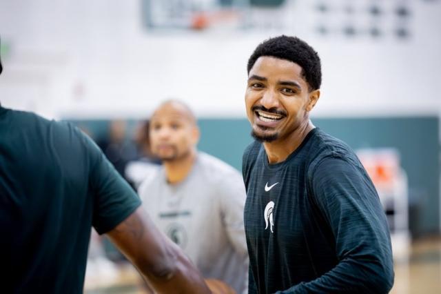 都是校友！太阳老板&amp;amp;追梦&amp;amp;小乔&amp;amp;蒂尔曼等人返校参加篮球活动